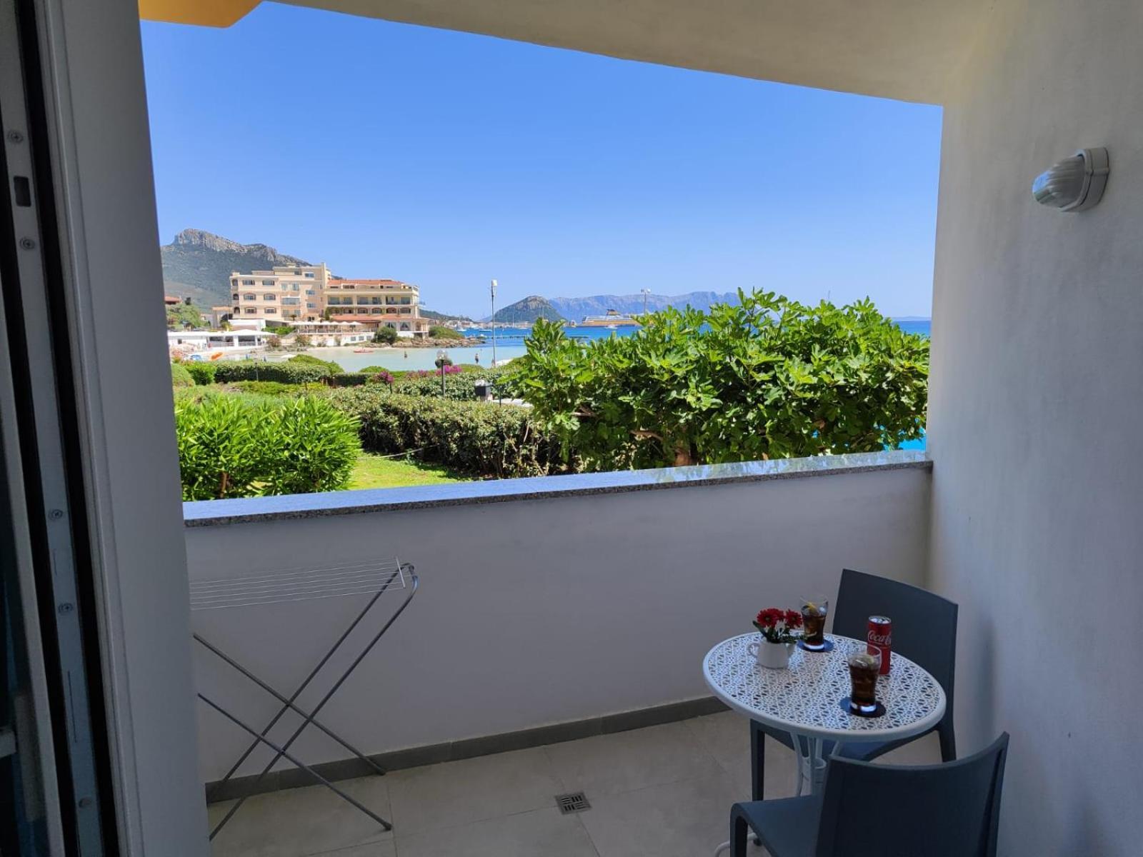 Maksim Food Drink Rooms Golfo Aranci Bagian luar foto