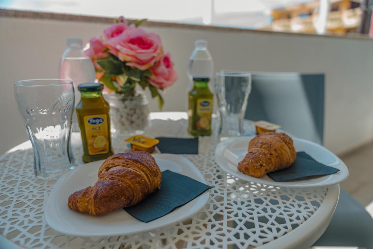Maksim Food Drink Rooms Golfo Aranci Bagian luar foto